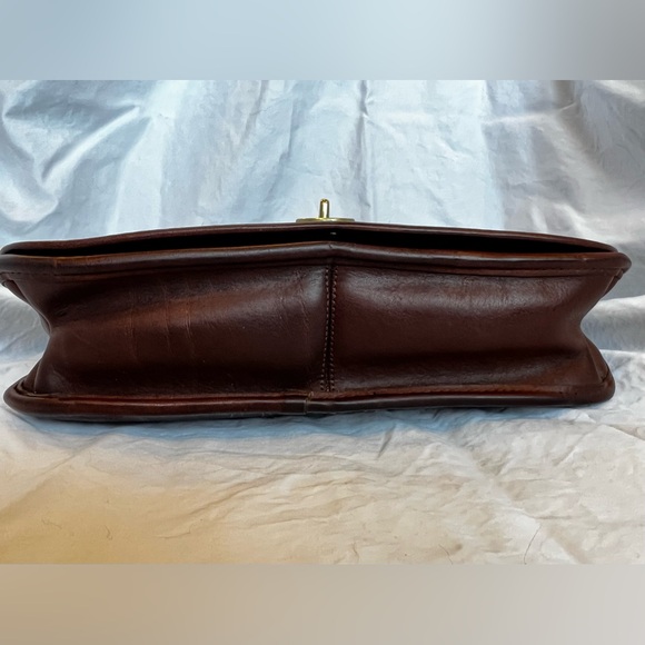 Vintage COACH NYC Classic Pouch Leather Shoulder Bag - No. 147-5201 - Picture 3 of 13